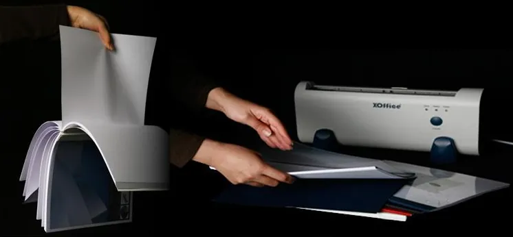 صحافی گزارش با دستگاه اکس آفیس XB-240 روی میز کار